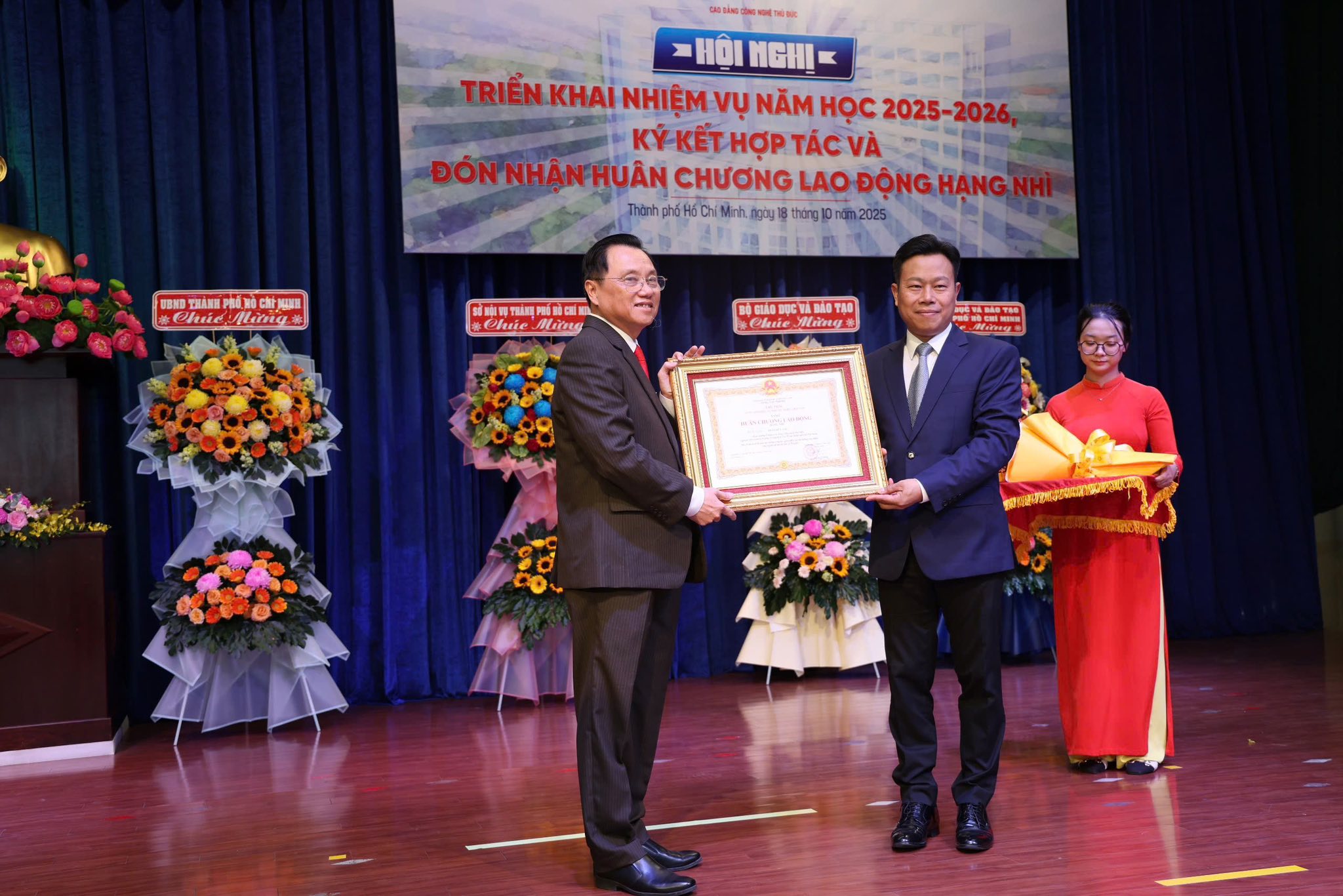 🎖️ Trường Cao đẳng Công nghệ Thủ Đức Hội Nghị Triển Khai Nhiệm Vụ Năm Học 2025 – 2026, Ký Kết Hợp Tác Và Đón Nhận Huân Chương Lao Động Hạng Nhì